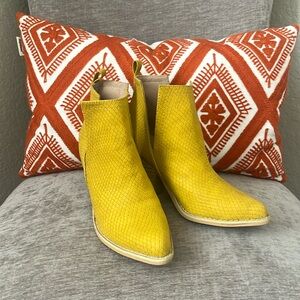 Gently used arider snake ankle boots size 6.5